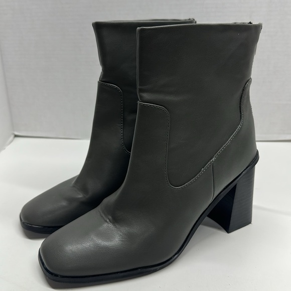 Dolce Vita DV Milana Ankle Boot Heeled Booties Leather Back Zip Gray Size 8.5 - Picture 3 of 8